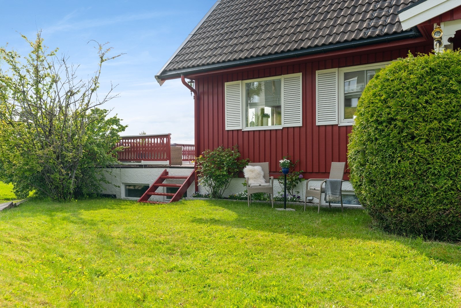 Tomta er på ca. 684kvm og pent opparbeidet med store plenarealer, prydbusker, hekk og annen beplantning. Galleribilde