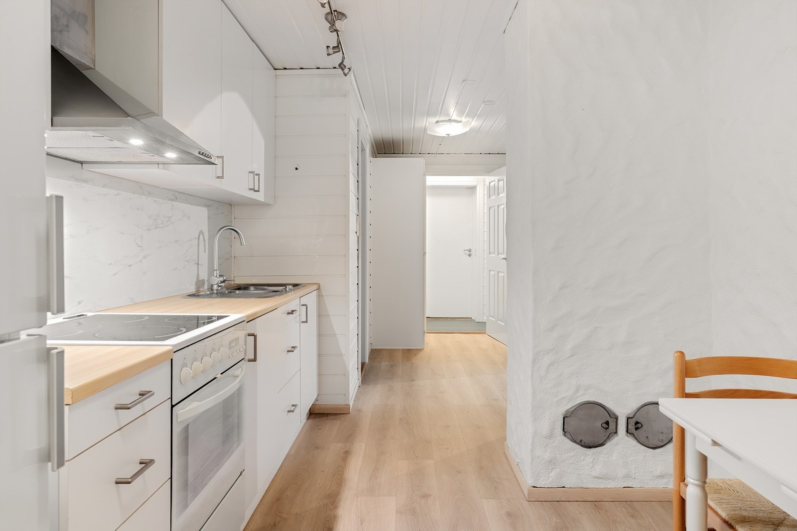 Hybelleiligheten ble oppusset med ny kjøkkeninnredning, nytt gulv og malte vegger i 2020. Galleribilde