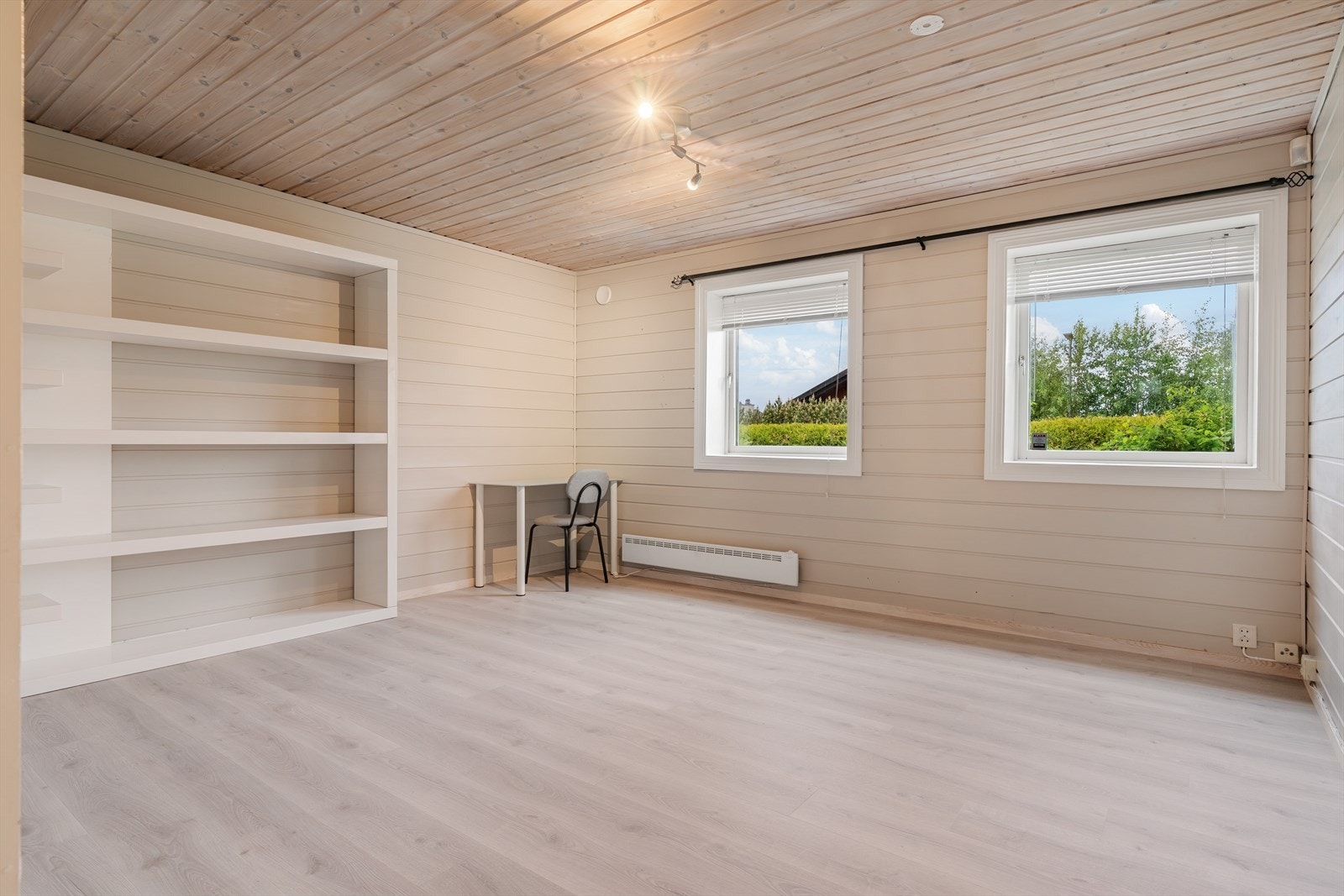 Alle oppholdsrom er av raus størrelse og skjermet for innsyn, også i hybelleiligheten. Galleribilde