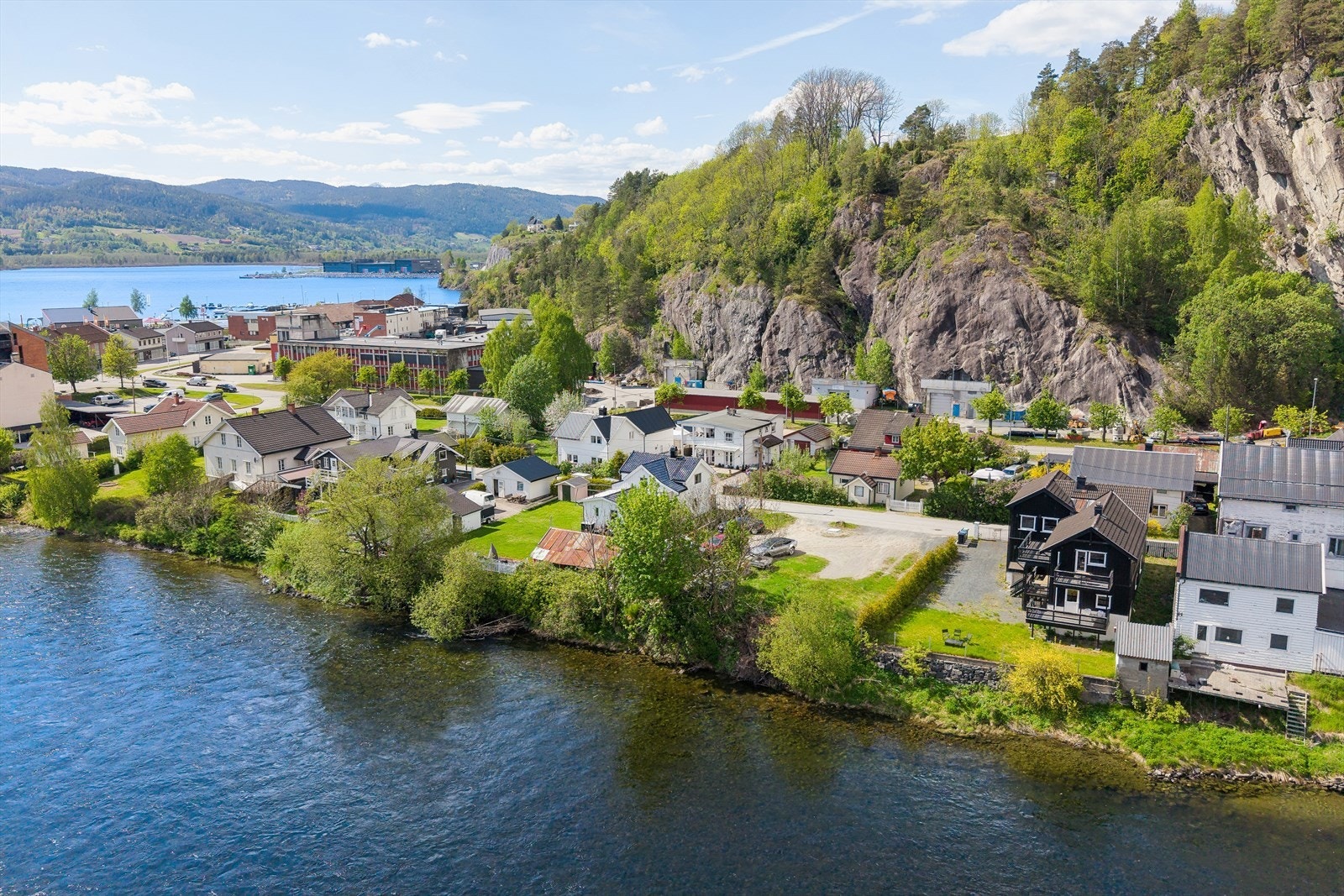 Eiendommen ligger sentralt til på Tinnes, med nærhet til både natur og byliv. Galleribilde