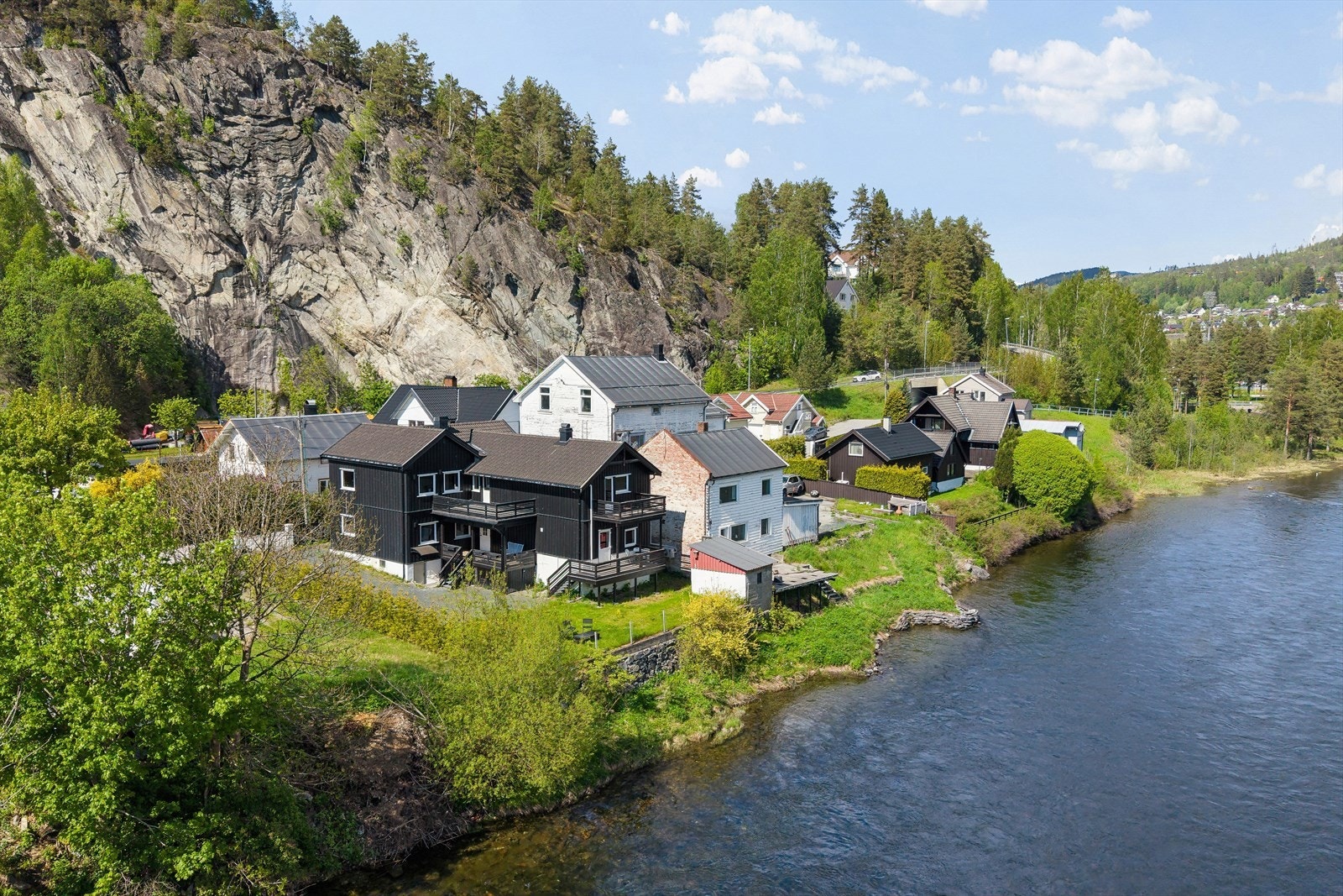 Oversikt over eiendommen og dens plassering ved elvebredden. Galleribilde
