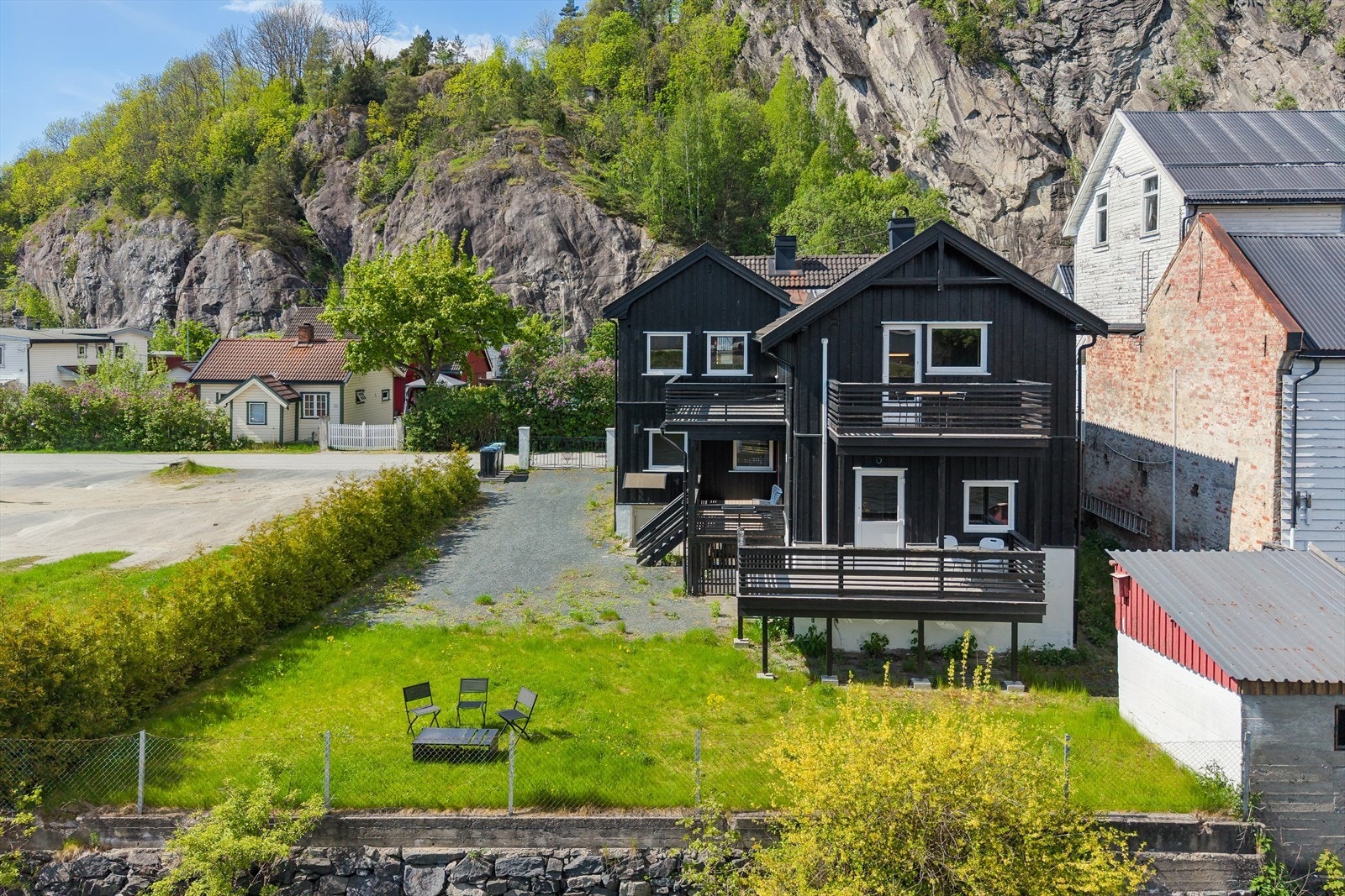 Tomten gir rom for uteaktiviteter og har direkte tilknytning til grøntområdene langs elven. Galleribilde