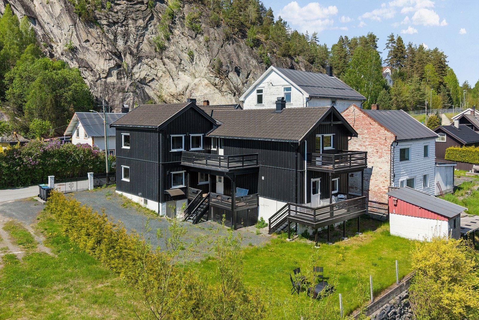 Bygningsmassen består av et hovedhus og et anneks, som til sammen rommer flere boenheter. Galleribilde