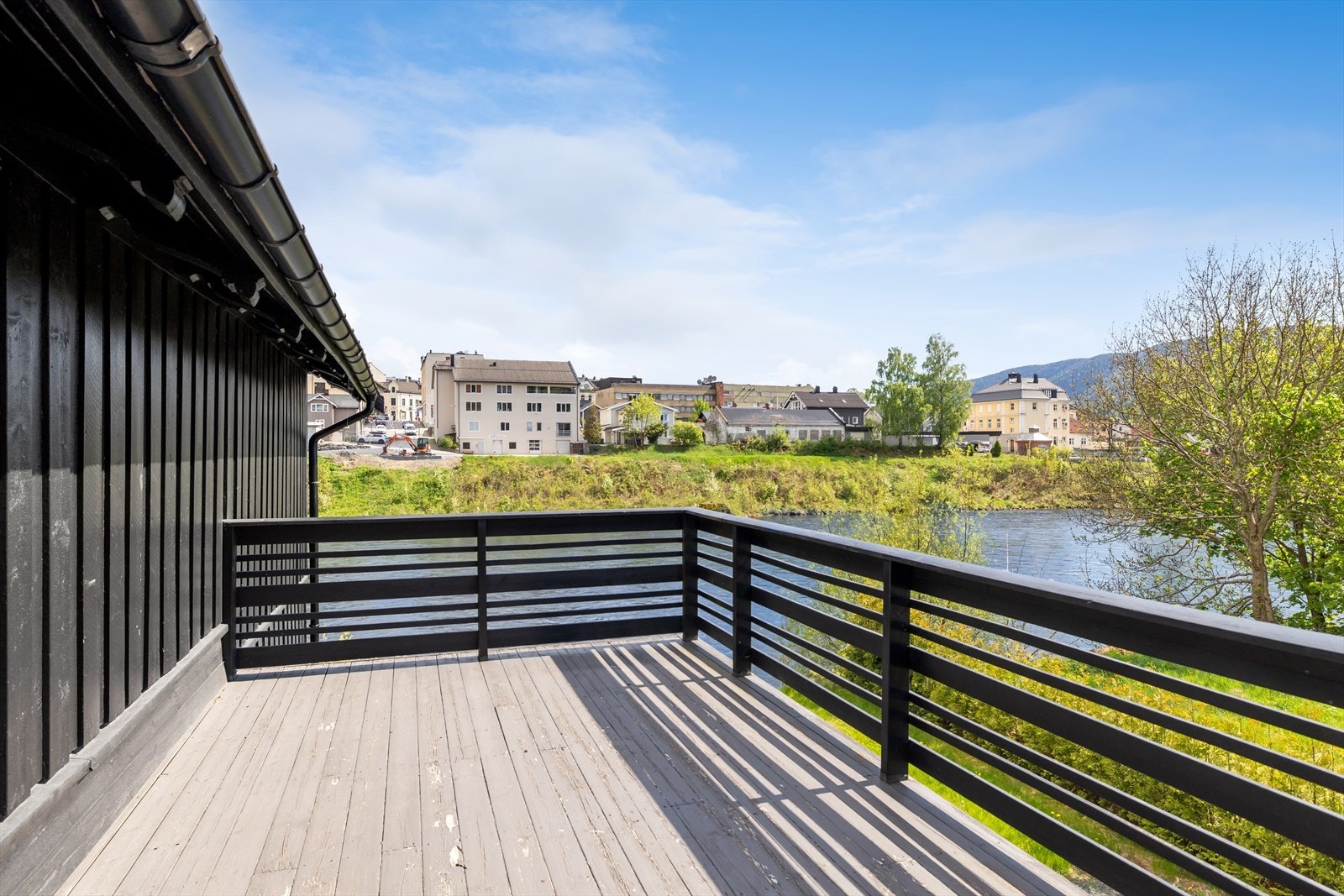 Romslig terrasse med gode møbleringsmuligheter. Galleribilde
