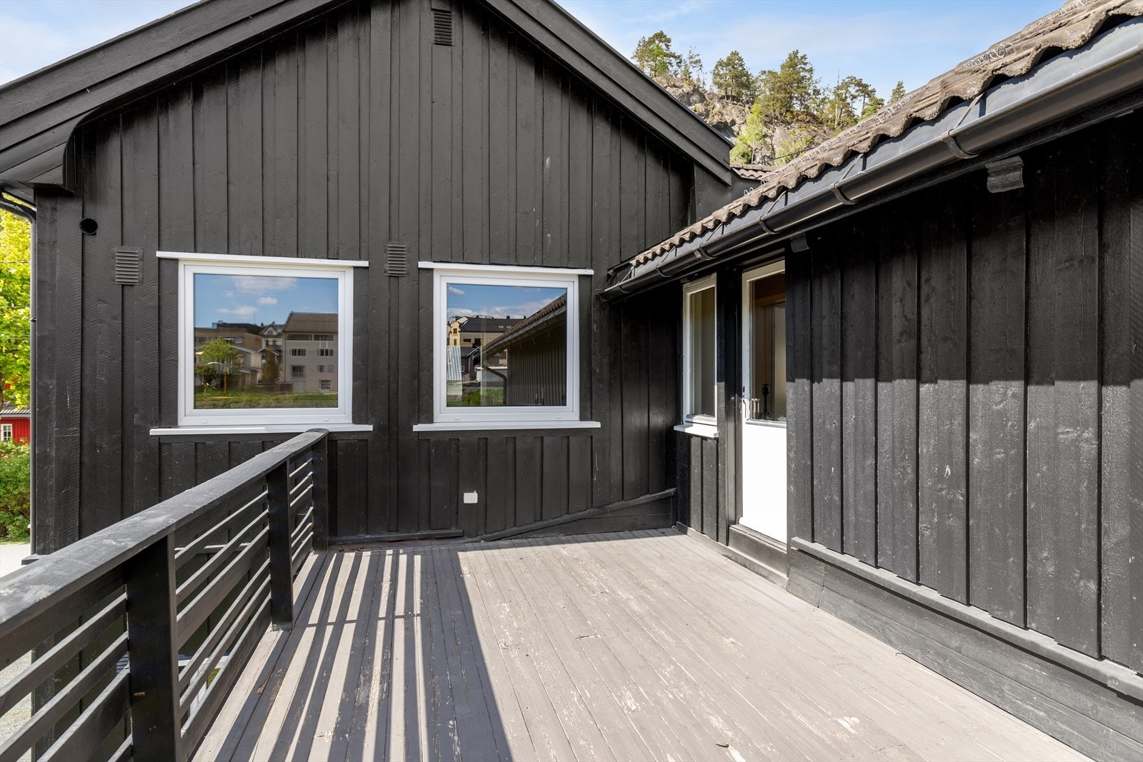 En av boligens flere uteplasser, med god plass til sittegruppe. Galleribilde