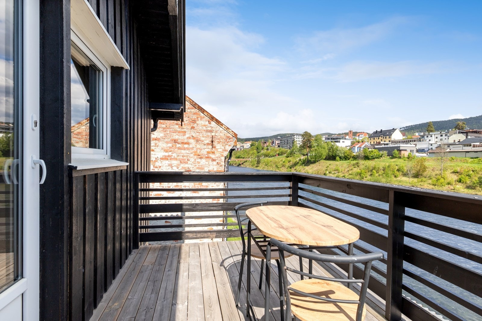 Balkong med utsikt over Tinnåa og nærområdet. Galleribilde