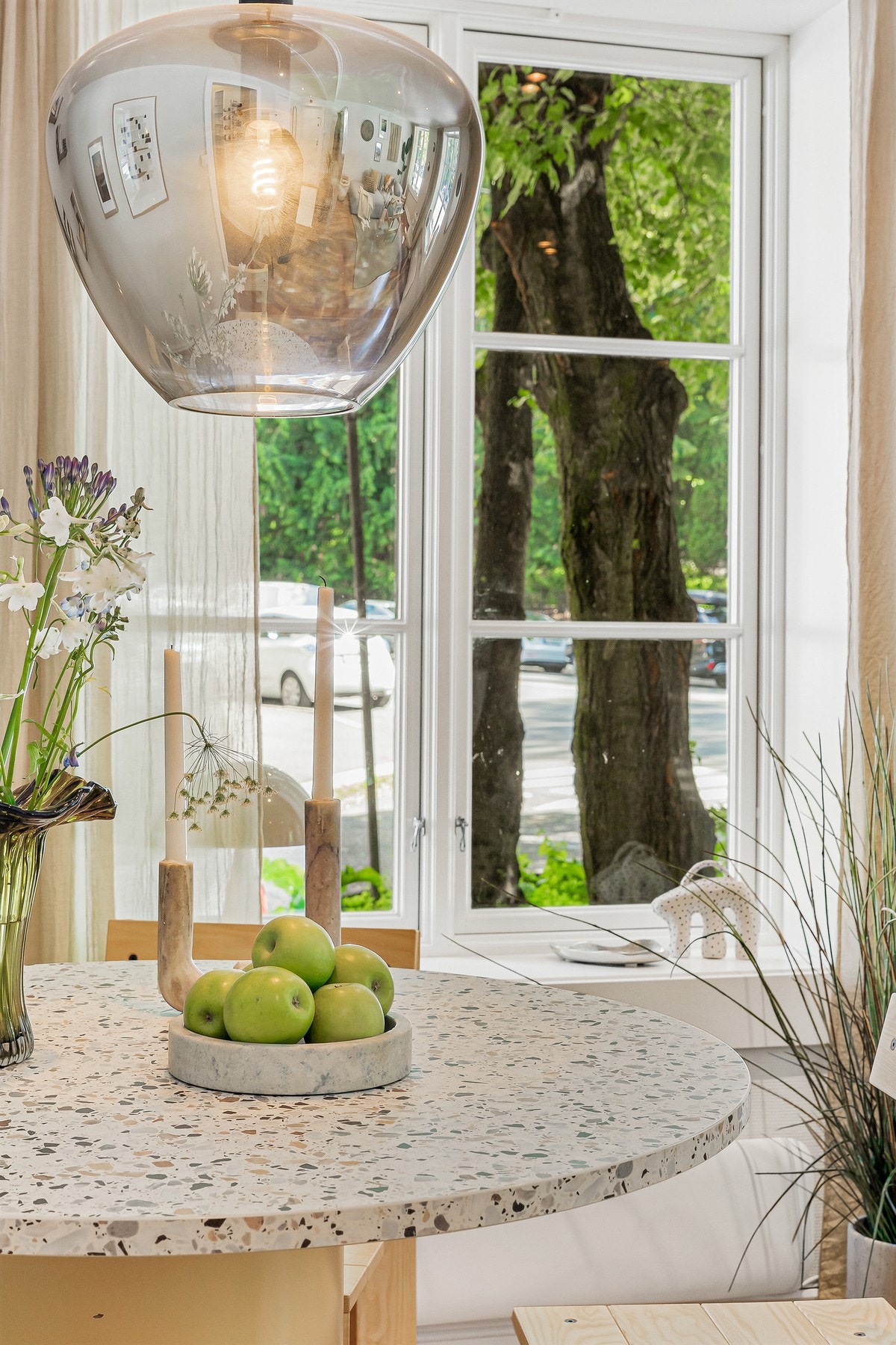 Fra stuen og spiseplassen har du hyggelig utsyn ut mot frodige Botanisk hage Galleribilde