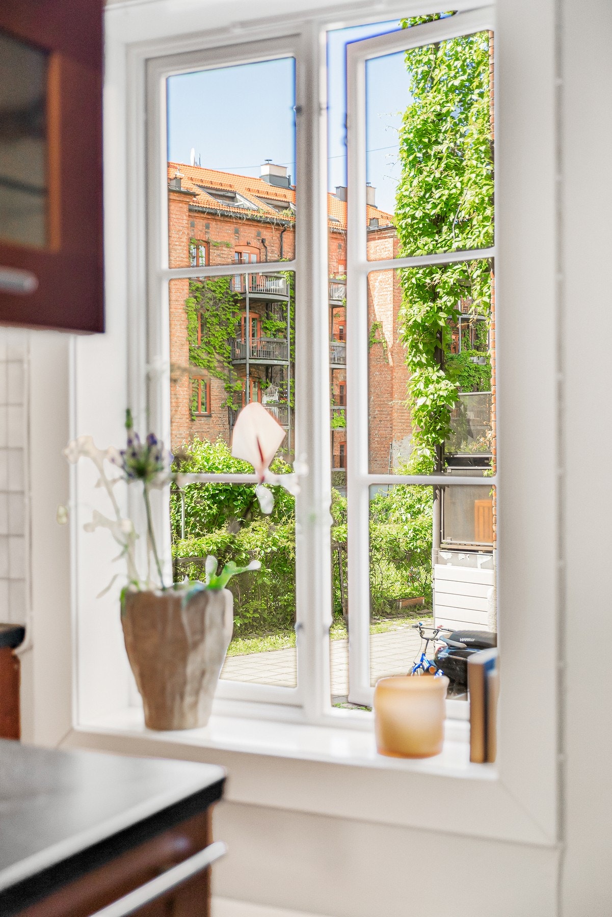 Fra kjøkkenet har du utsyn til den prisbelønte bakgården, hvor du kan sende maten rett ut vindu for å nyte de fine sommerdagene. Galleribilde