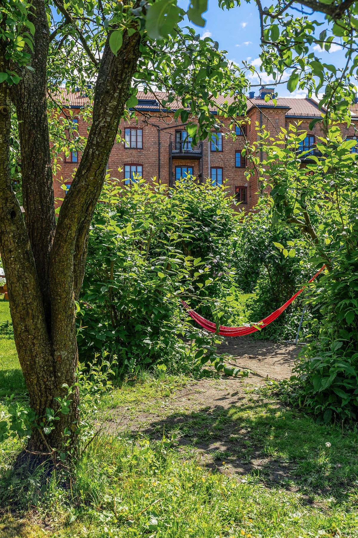 Her finner du sittegrupper, grøntarealer og felles grill, perfekt for varme sommerdager Galleribilde