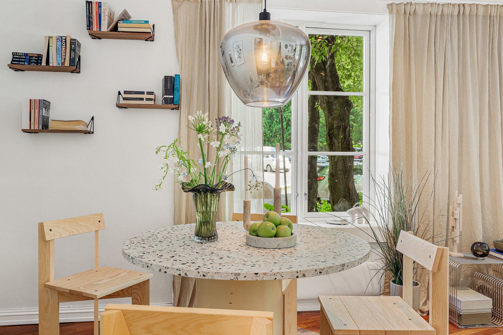 Her får du mange møbleringsmuligheter etter behov, med plass til sofagruppe, stort spisebord TV-møblement og ytterligere oppbevaring Galleribilde