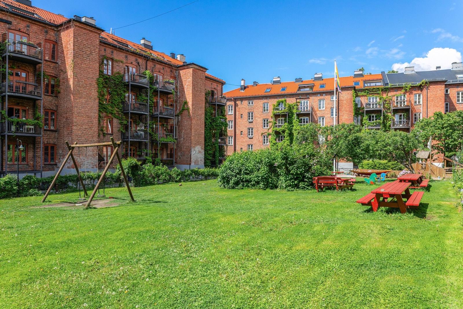 Borettslaget disponerer prisbelønnet, hyggelig og inngjerdet bakgård med gode solforhold fra ettermiddag til kveld Galleribilde