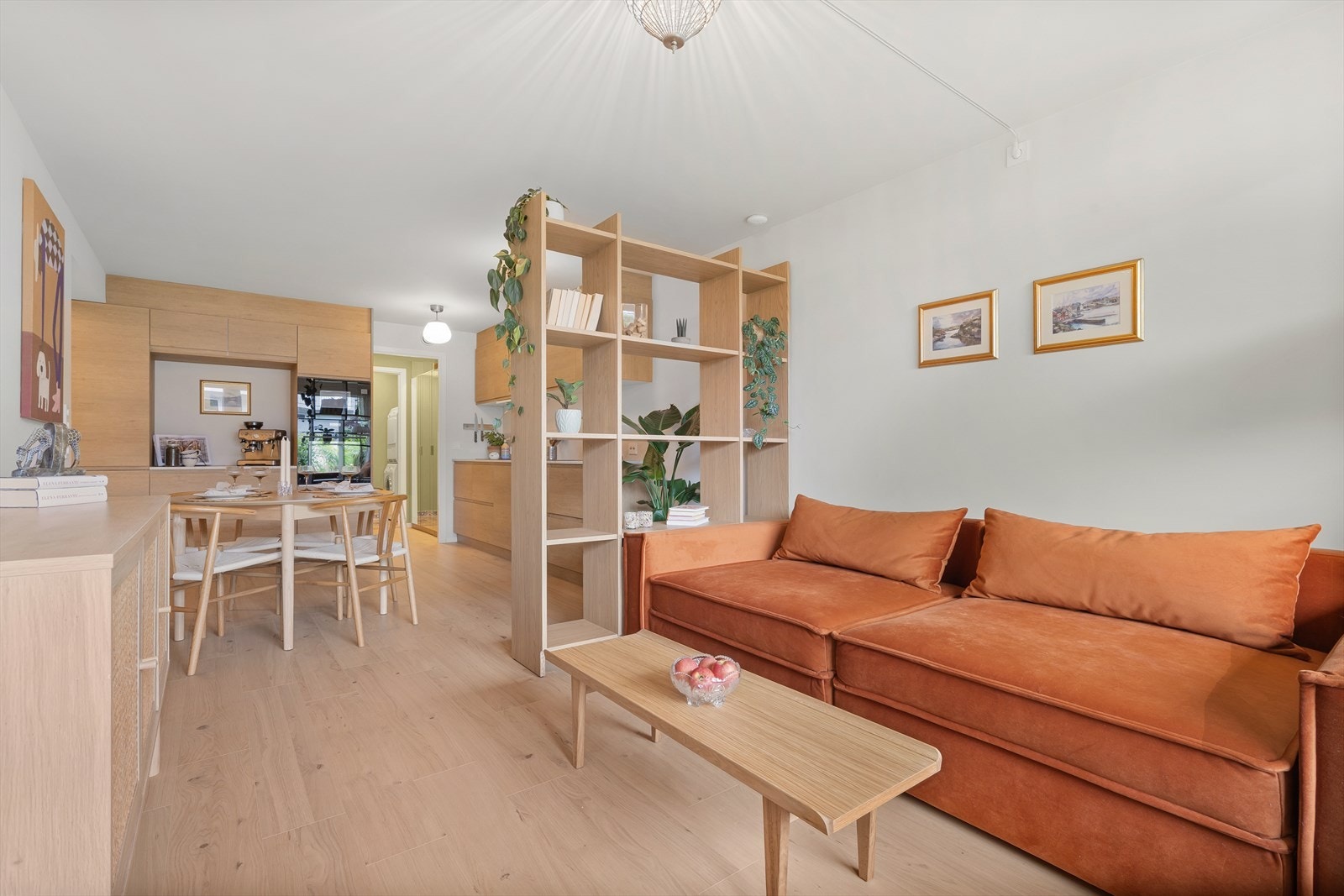Panløsningen er sosial og gjør det enkelt å innrede med en naturlig spiseplass mellom kjøkken og stue, samtidig som det er god plass til sofagruppe og øvrig møblering. Galleribilde