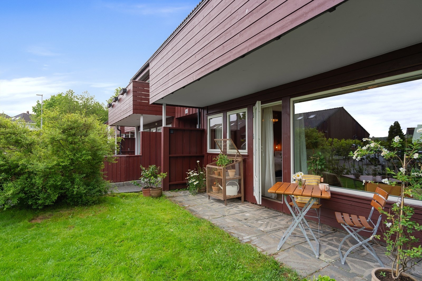 Skjermet og sørvestvendt uteplass med gode solforhold gjennom store deler av dagen. Et perfekt sted for avslapning i rolige omgivelser. Galleribilde