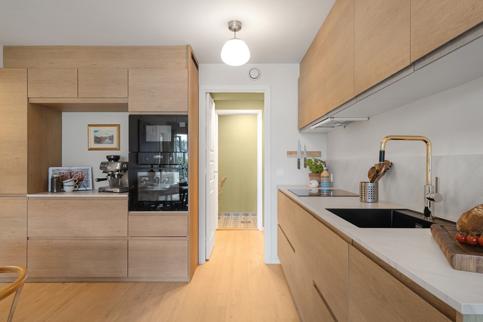 Kjøkkenet har gode arbeidsflater og en praktisk utforming som gjør matlagingen til en glede. Perfekt for både hverdagsmiddager og hyggelige middagsbesøk. Galleribilde