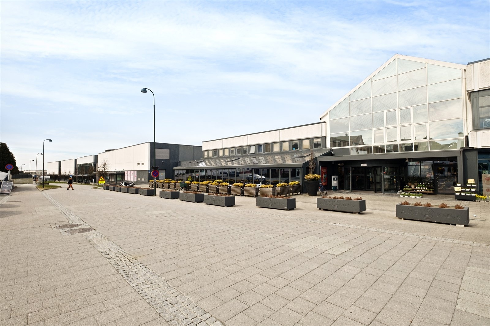 Thon Senter Madla ligger kun få minutter fra leiligheten og tilbyr et bredt utvalg av butikker, dagligvarehandel, serveringssteder og servicetilbud. Galleribilde
