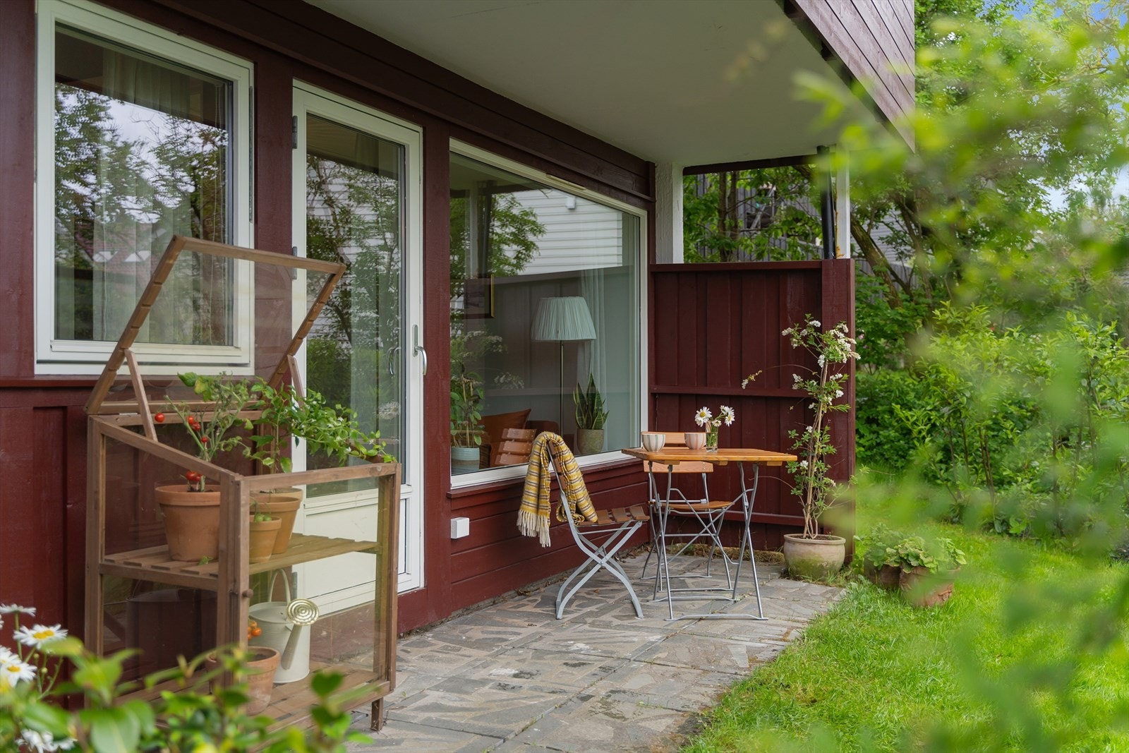 Her kan du nyte lange sommerdager i rolige og private omgivelser, med gode solforhold og god plass til utemøbler. Galleribilde