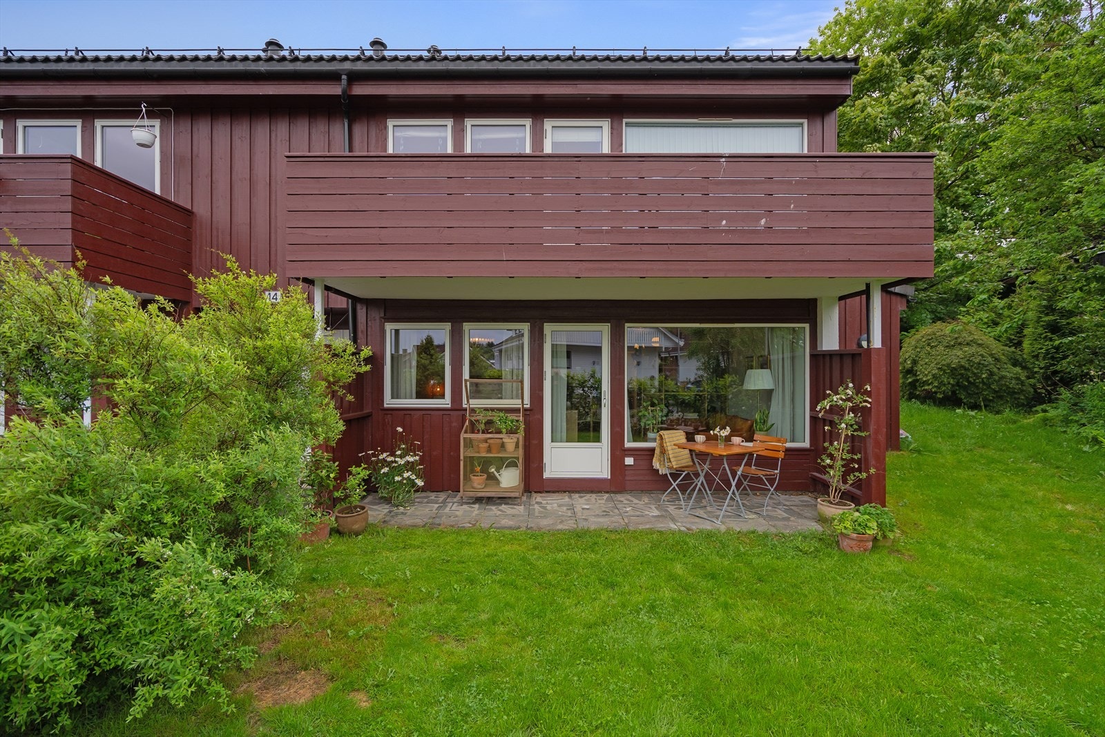 Leiligheten har en skjermet beliggenhet med solrik terrasse og hage. Galleribilde