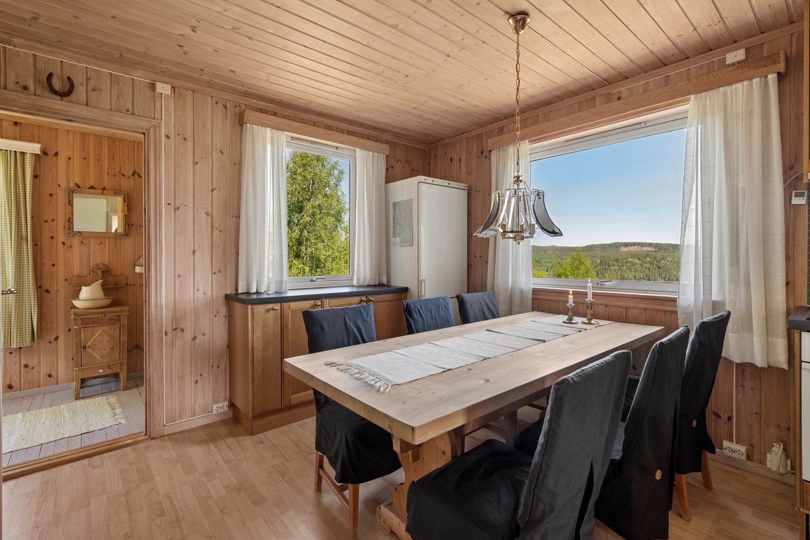 Markblomster. Modne bær. Sprellfersk fisk. Ta naturen med inn og tilsett din egen vri. Nyt duftene, smakene og det gode livet på landet. Galleribilde