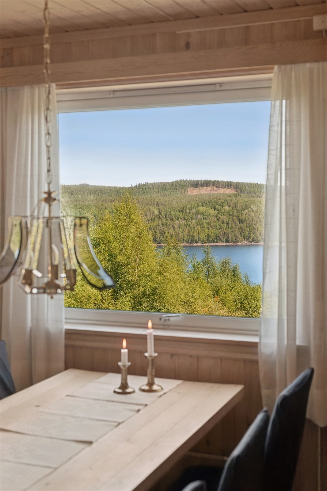 Utsikten mot Varalden og skogen blir en del av hverdagen. Galleribilde