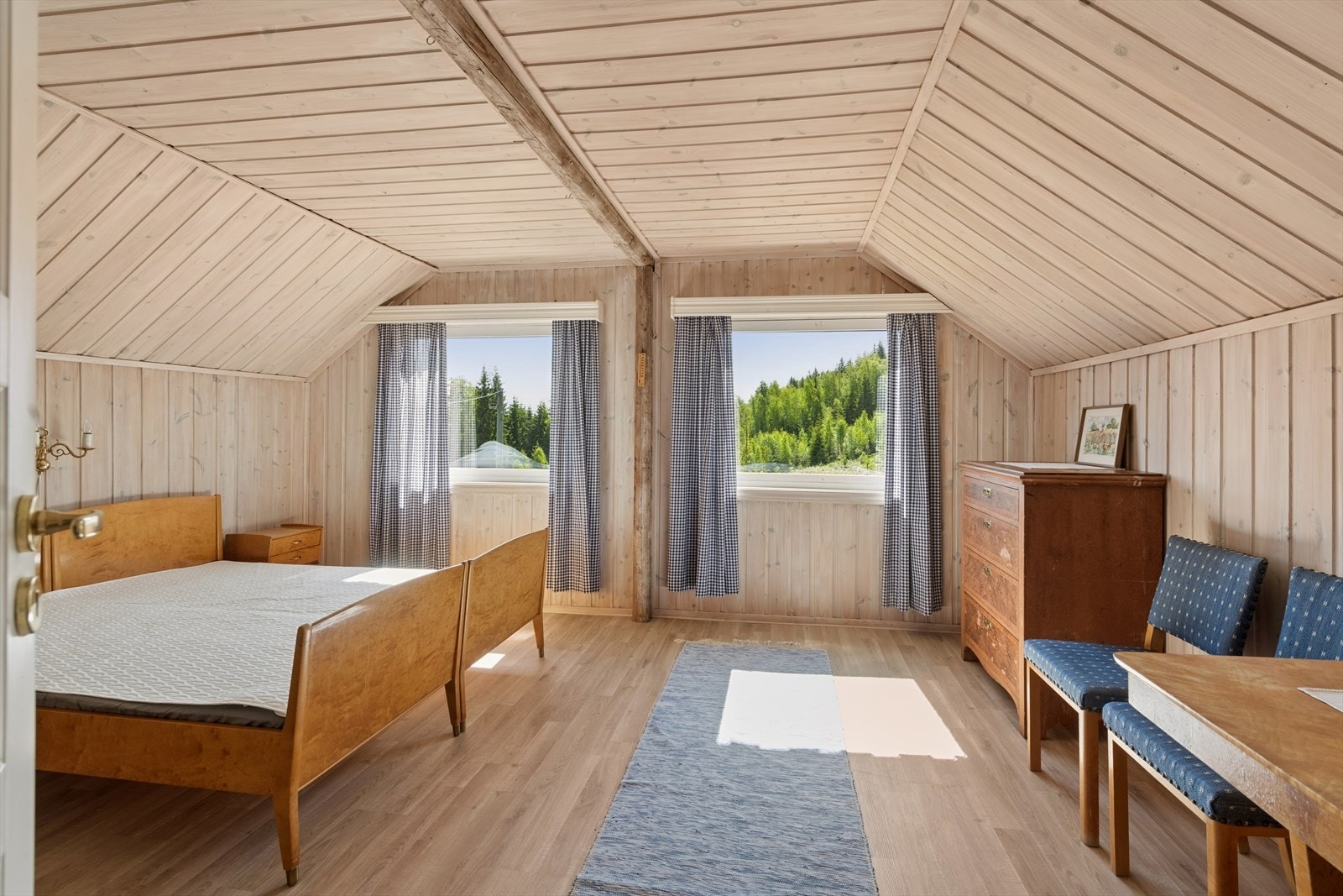 Vinduene gir utsikt mot skogen og slipper inn rikelig med dagslys. Galleribilde