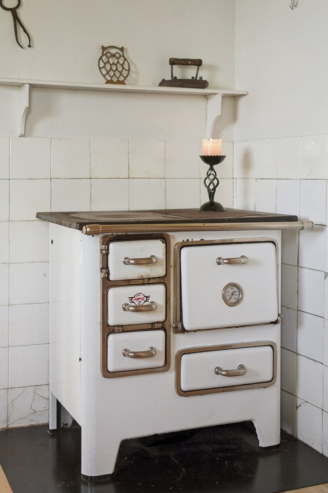 Den vedfyrte komfyren minner oss om fortiden og gir mulighet for både matlagning og oppvarming. Galleribilde