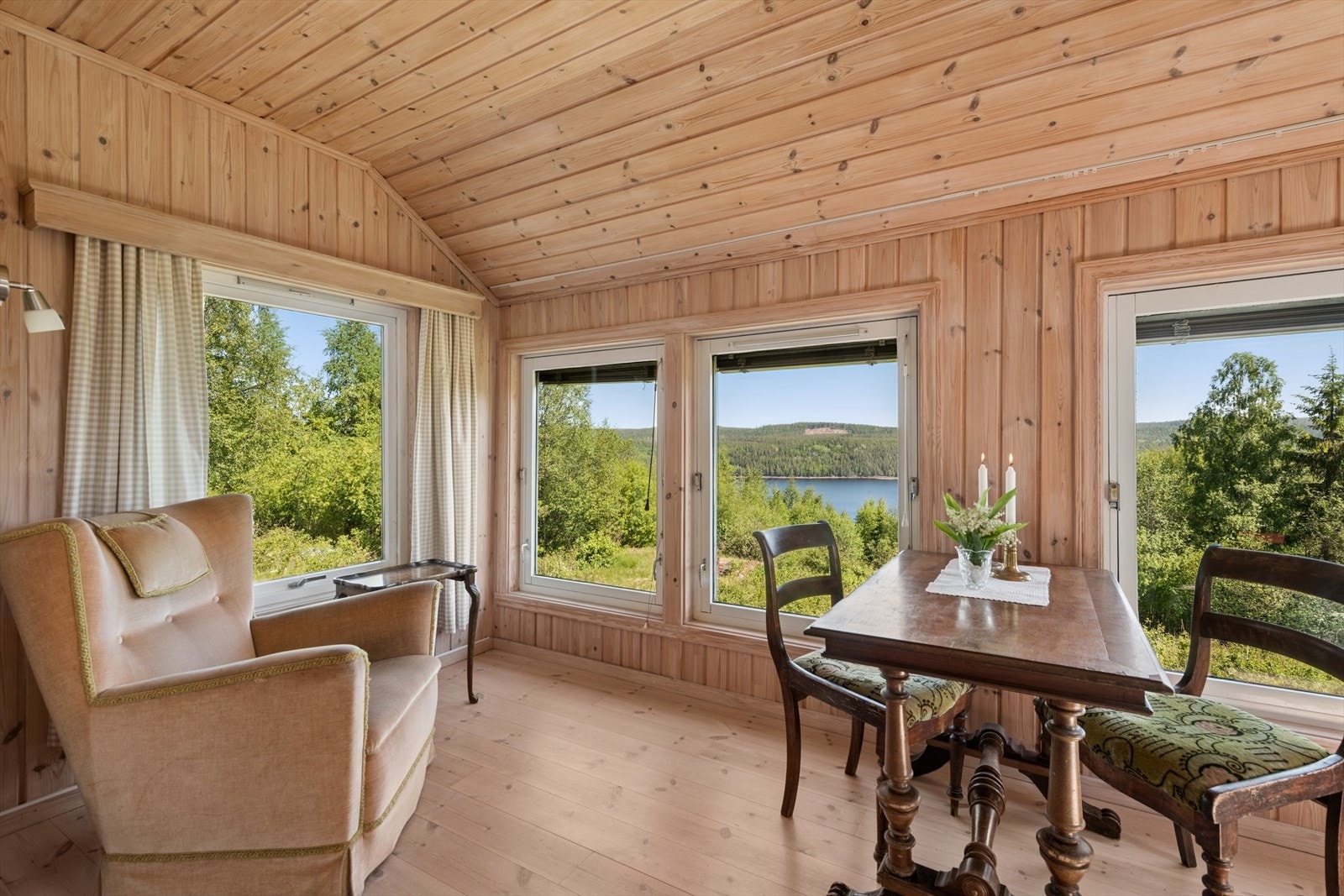 Vindusrekken rammer inn utsikten og gjør landskapet til en del av interiøret. Galleribilde