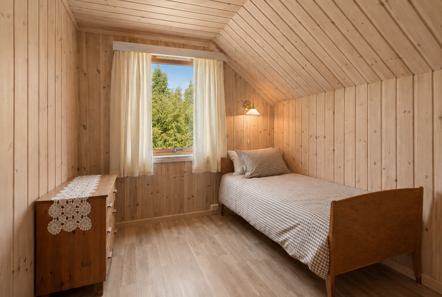 Et koselig soverom med laminatgulv og panel i tak og på vegger. Galleribilde
