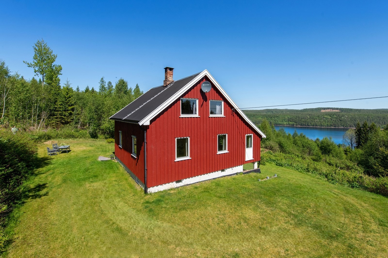 Plass til å være sammen. Inne og ute. Et sted du kan gjøre til ditt eget. En eiendom med muligheter. Galleribilde