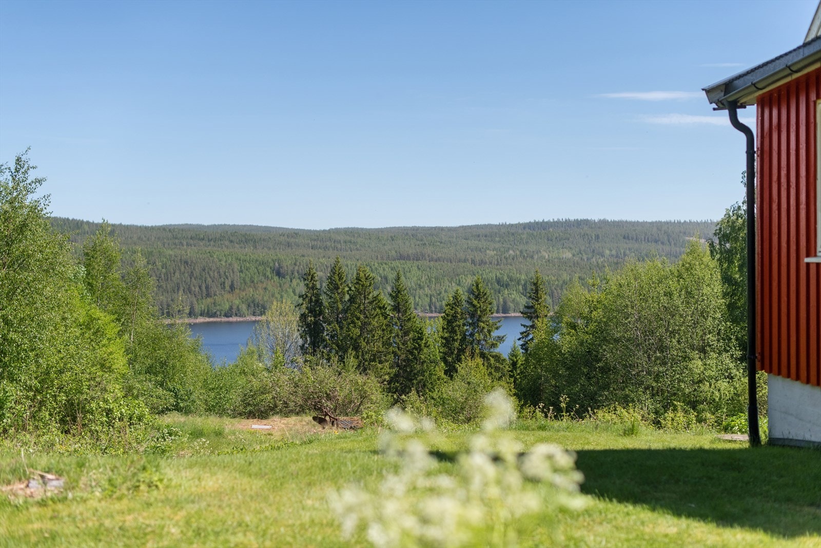 Gjør deg klar til å slappe av! Her har du naturen rett utenfor egen ytterdør og kan puste ut, i god avstand fra hverdagens krav og mas. Galleribilde