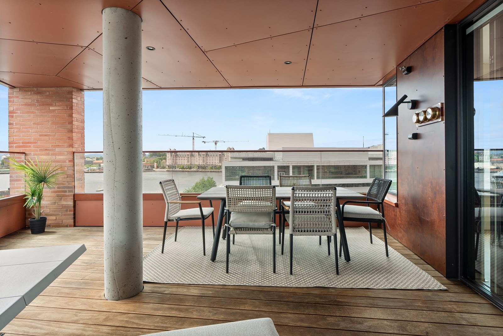 Stor og attraktiv balkong på ca. 24 m² med utgang fra stuen. Galleribilde