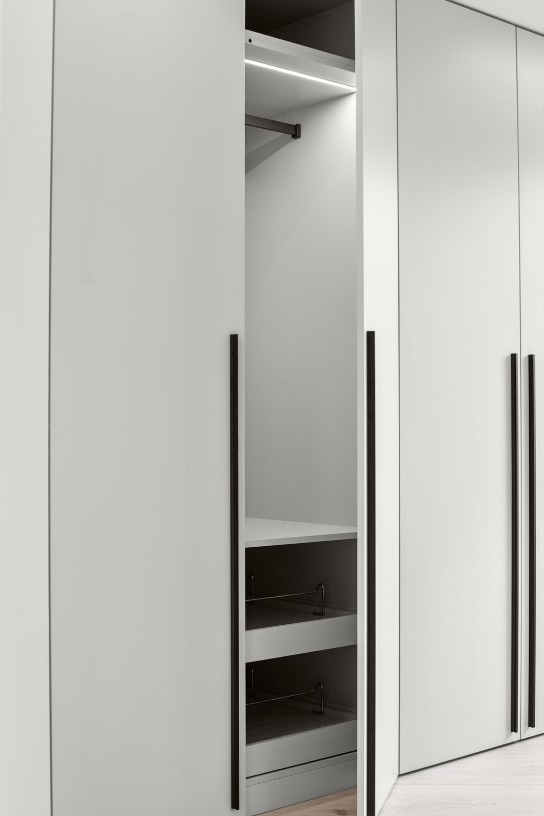 Rikelig med oppbevaringsplass med integrert LED-belysning. Galleribilde
