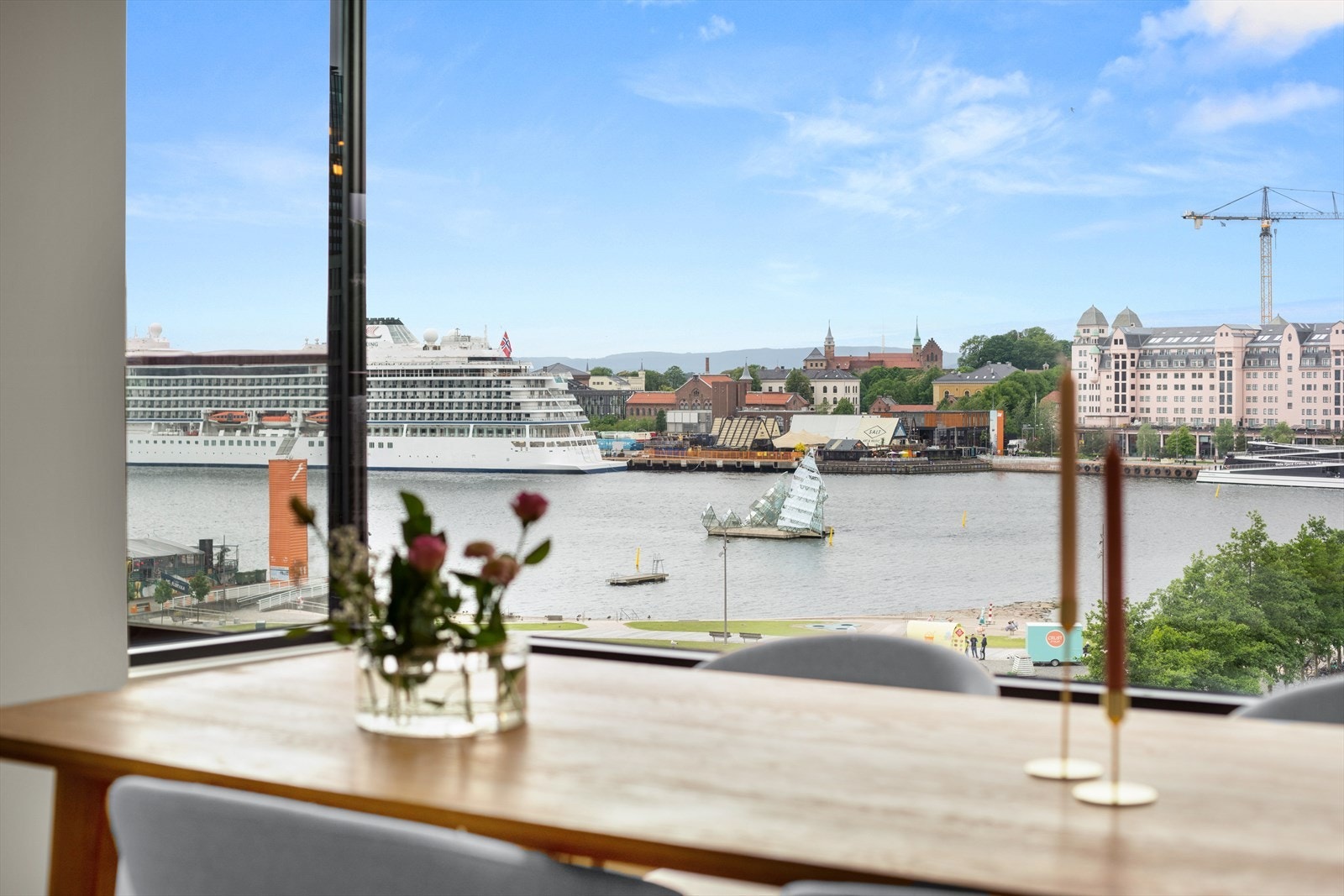 Her kan man nyte måltider med glitrende sjø, fjord og bylandskap som bakteppe. Galleribilde