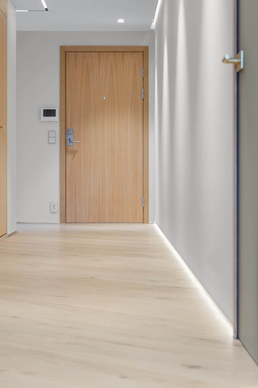 Det er montert stemningsfull LED-belysning i både himling og gulv, som gir en elegant ledelinje gjennom leiligheten. Galleribilde
