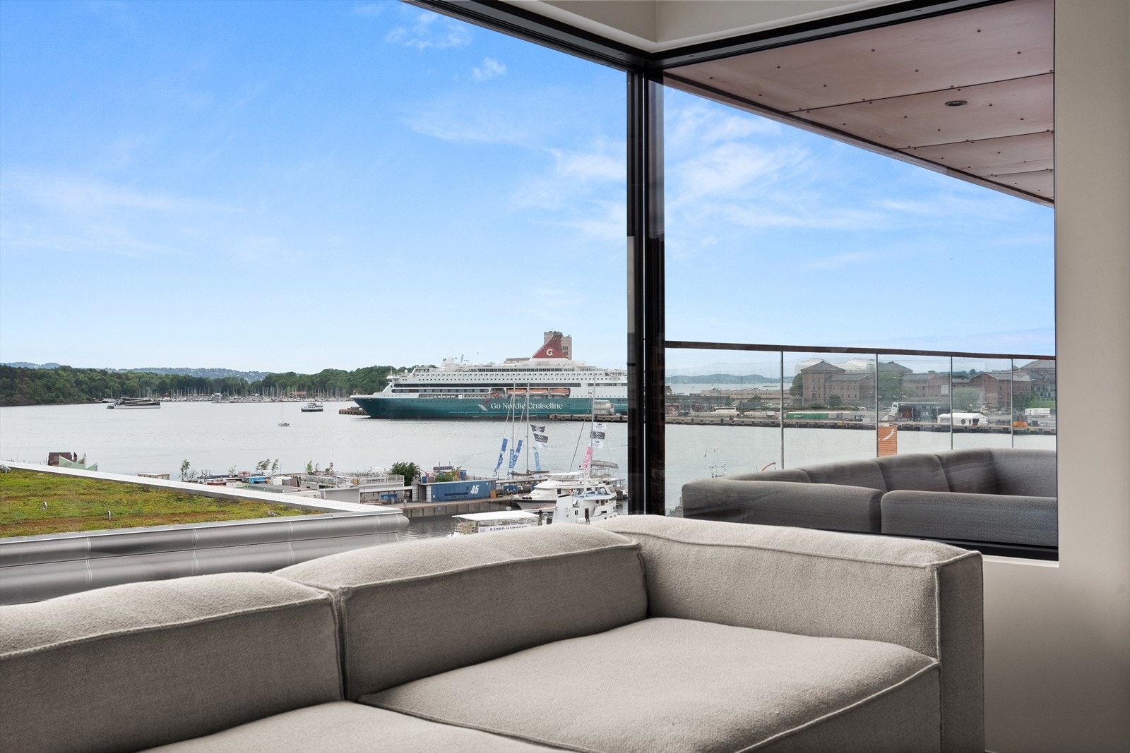 En sjelden uteplass hvor man virkelig får følelsen av å bo midt i hovedstadens mest attraktive sjøfront. Galleribilde