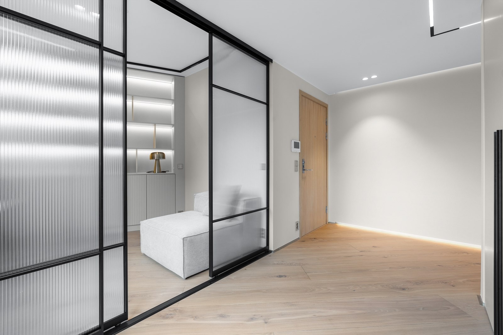 Boligens tredje soverom er romslig og lyst med garderobe og god plass til seng, skrivebord eller øvrig møblement. Galleribilde