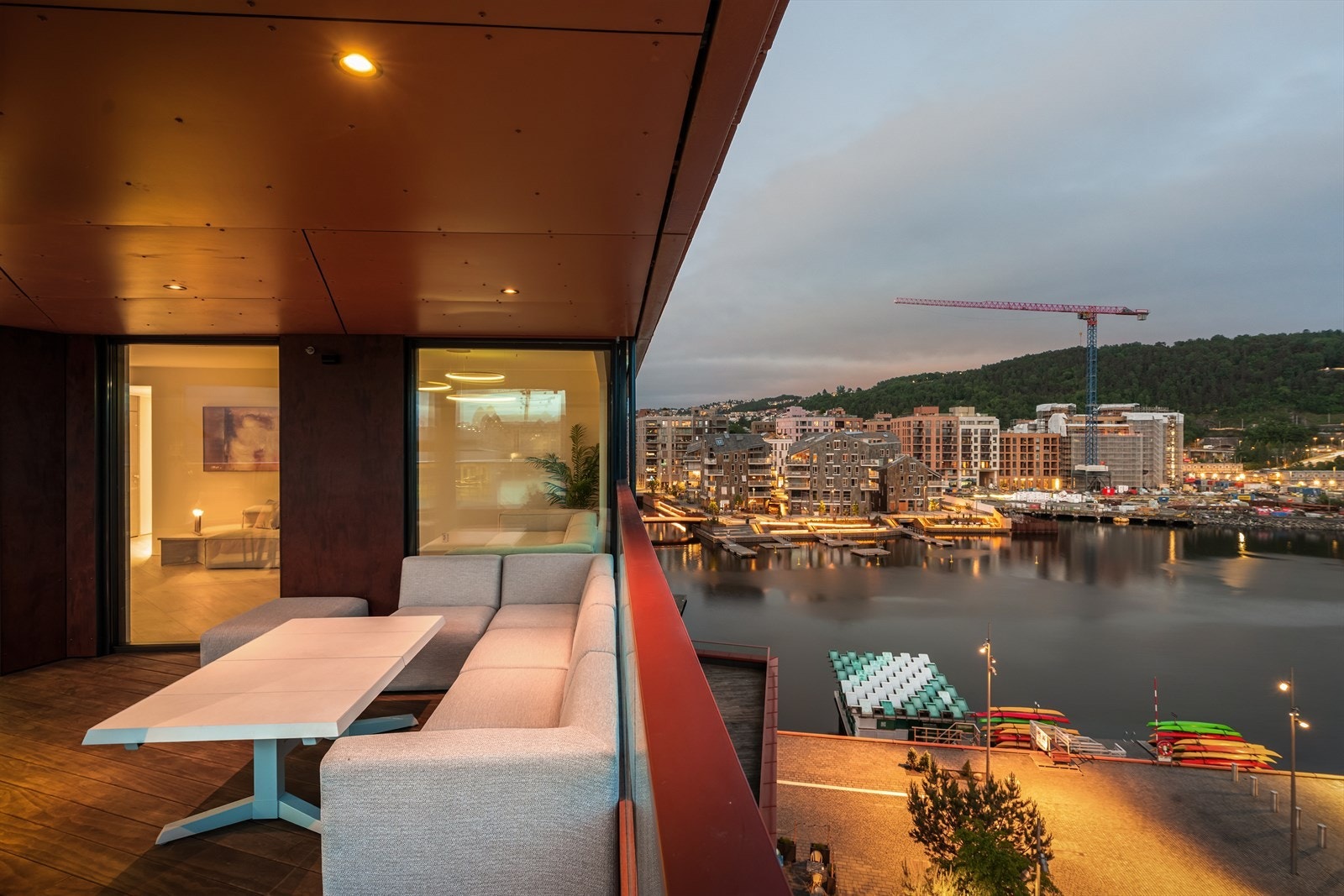 Nydelig utsikt mot det indre havnebassenget i Bjørvika. Omringet av vann på flere sider. Her kommer det en sammenhengende promenade som kobles på Sørenga om få år Galleribilde