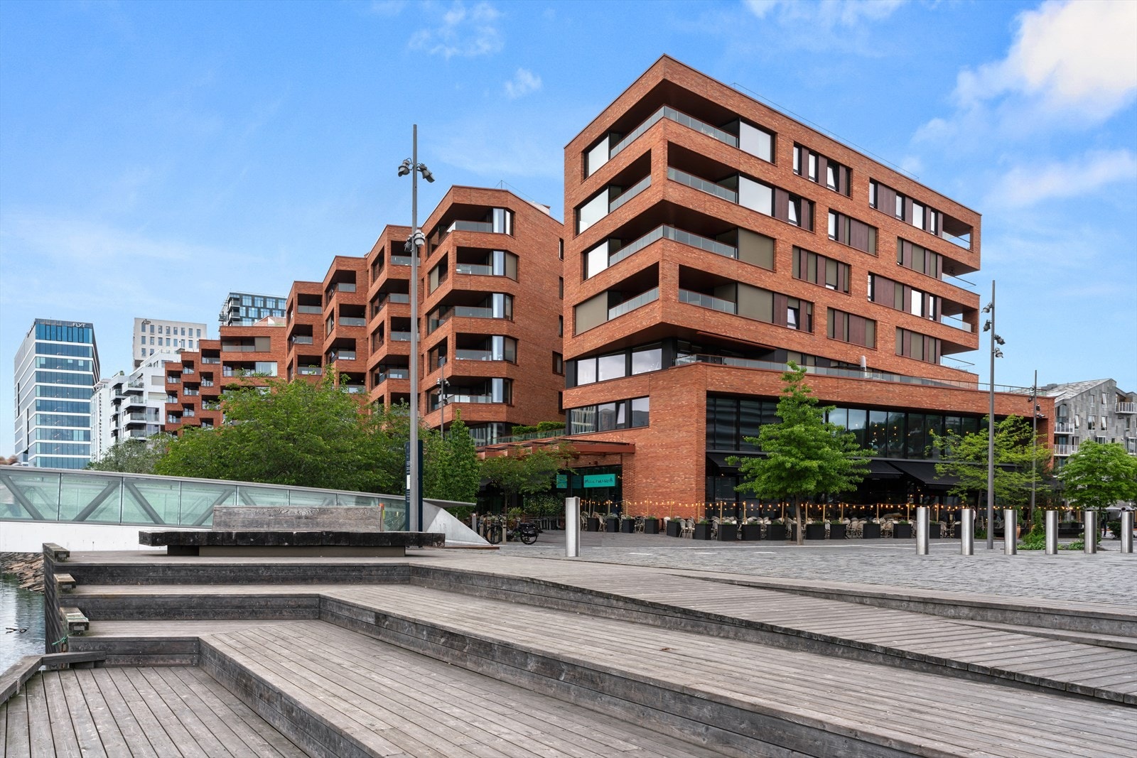 Bjørvika er på kort tid blitt rikskjent for sin unike arkitektur her til lands, og ikke minst også på grunn av den rivende byutviklingen som foregår langs sjøen. Galleribilde