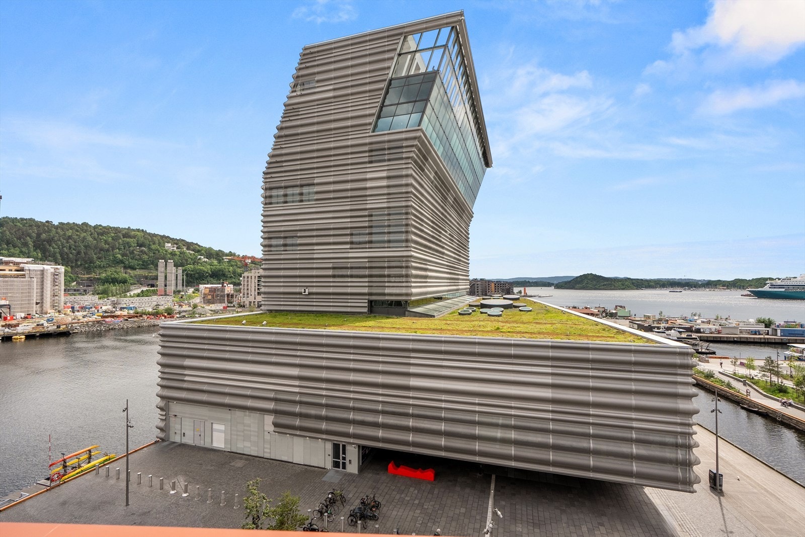 Munch Brygge har mottatt både Oslo bys arkitekturpris 2020 og Oslo Arkitektforenings arkitekturpris 2019. Galleribilde