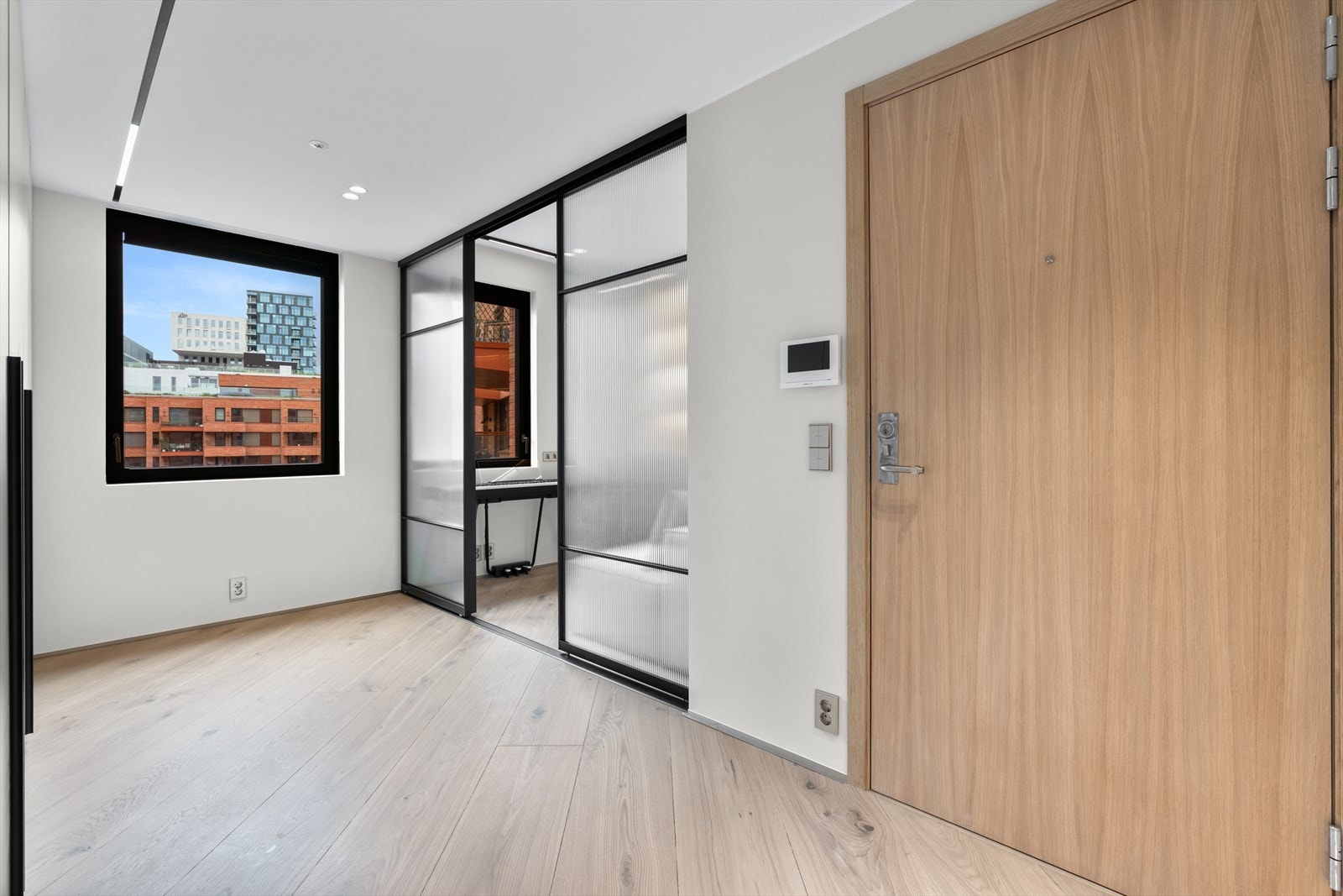 Velkommen inn i en lekker og representativ entré som gir et svært godt førsteinntrykk av boligen. Galleribilde