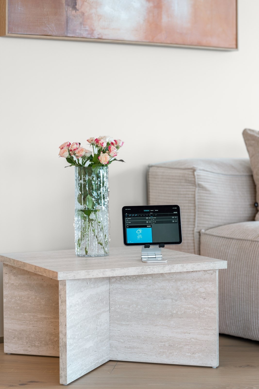 Det er installert Jung smarthome/KNX-system, hvor blant annet lys og varme kan styres via app. Galleribilde