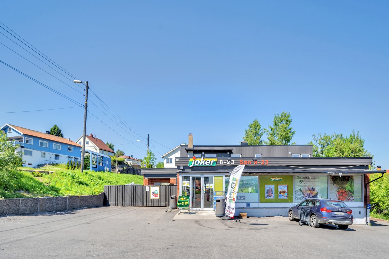 Joker ligger rett på andre siden av veien for leilighetsbygget Galleribilde