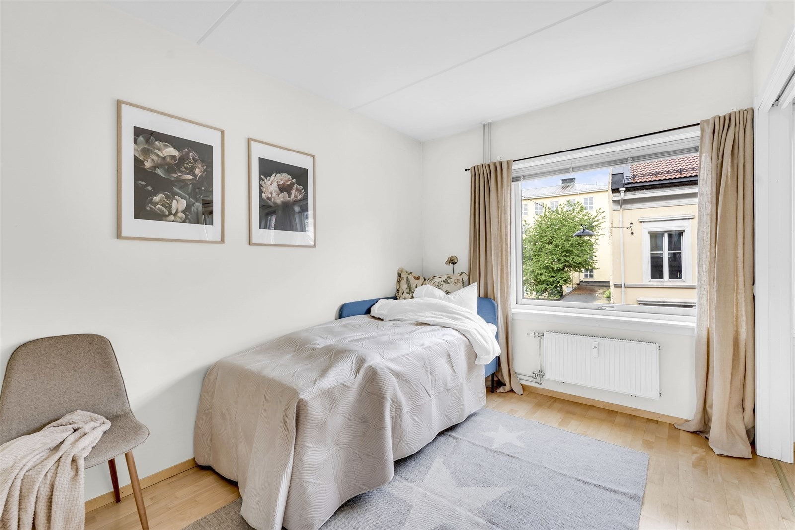 Romslig soverom med mye naturlig lys. Galleribilde