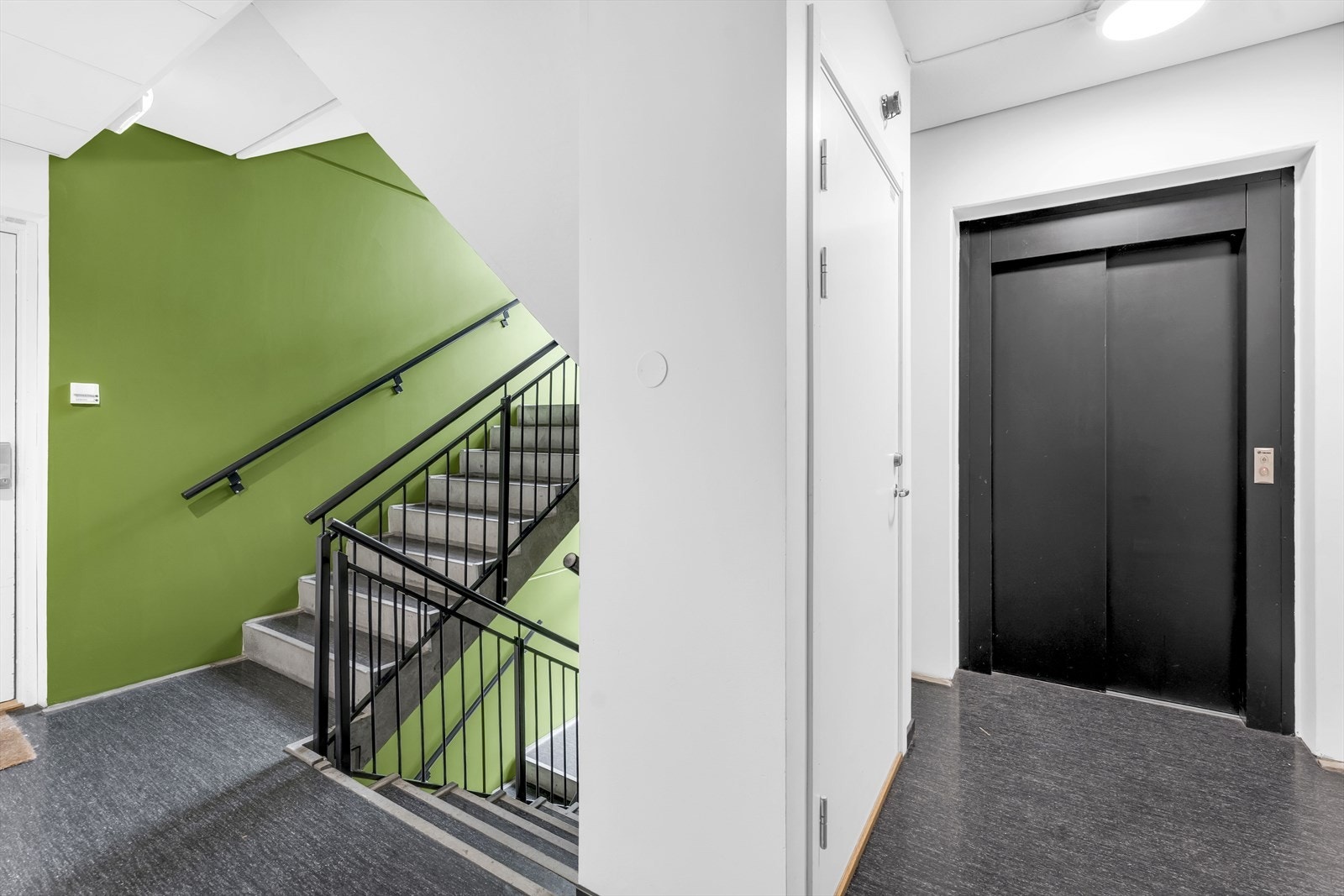 Praktisk heis opp til leiligheten. Galleribilde