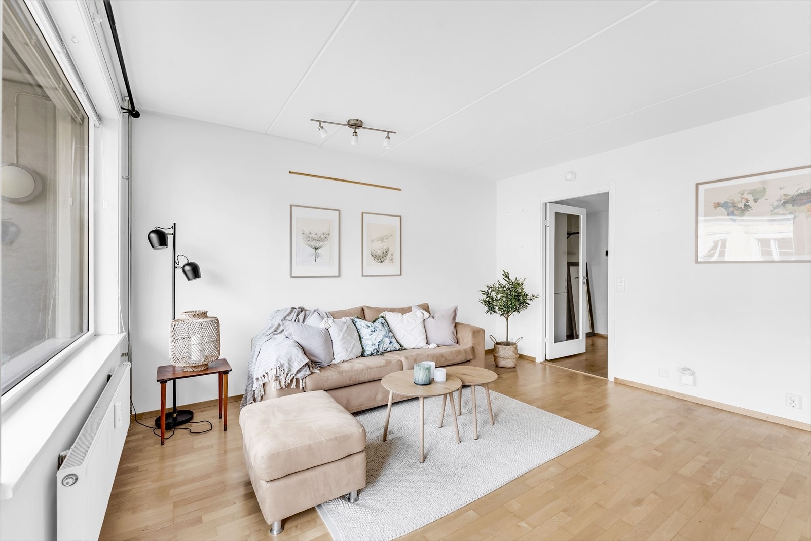 Det er god plass til sofagruppe i stuen. Galleribilde
