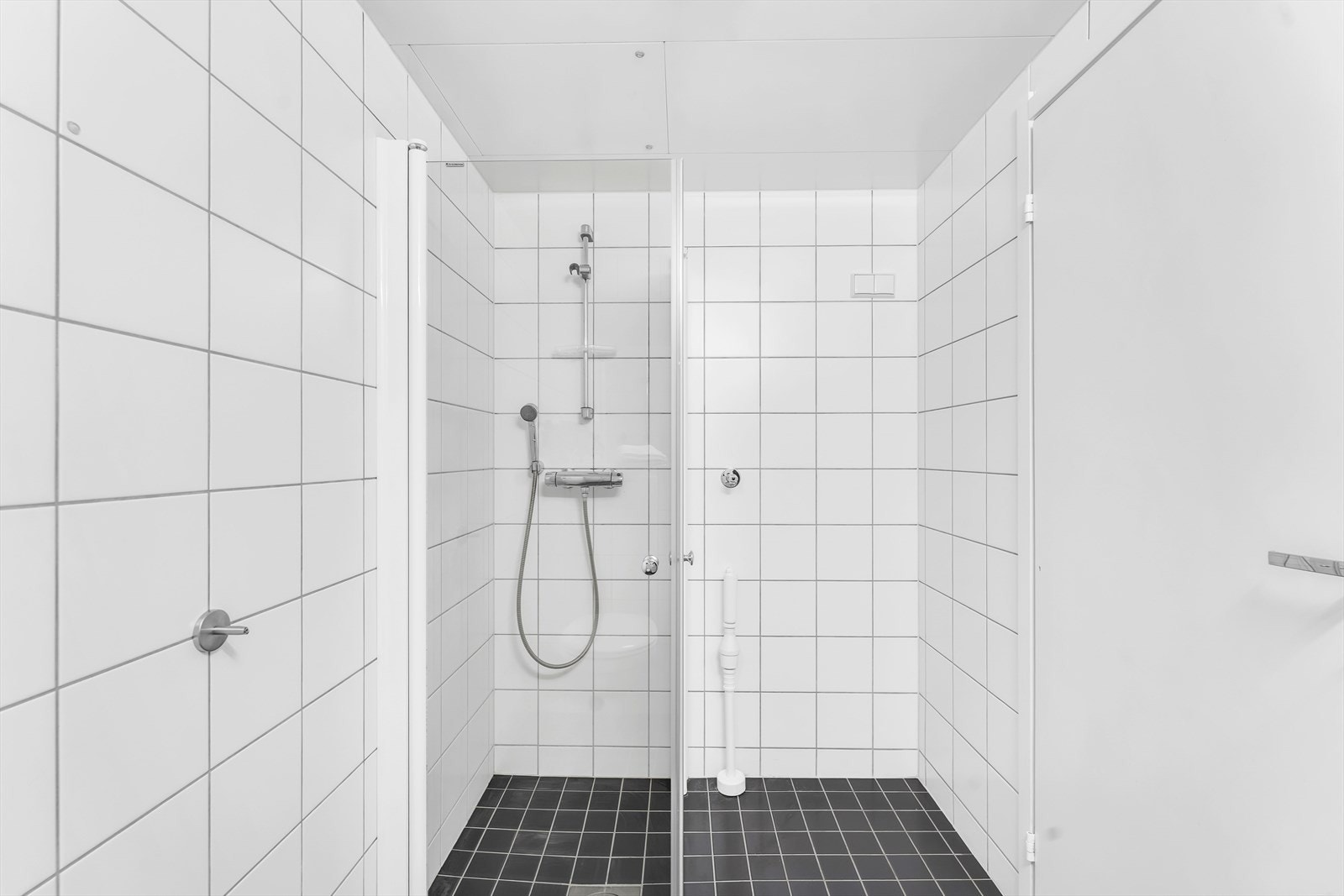 Det er opplegg for vaskemaskin og tørketrommel på badet. Galleribilde