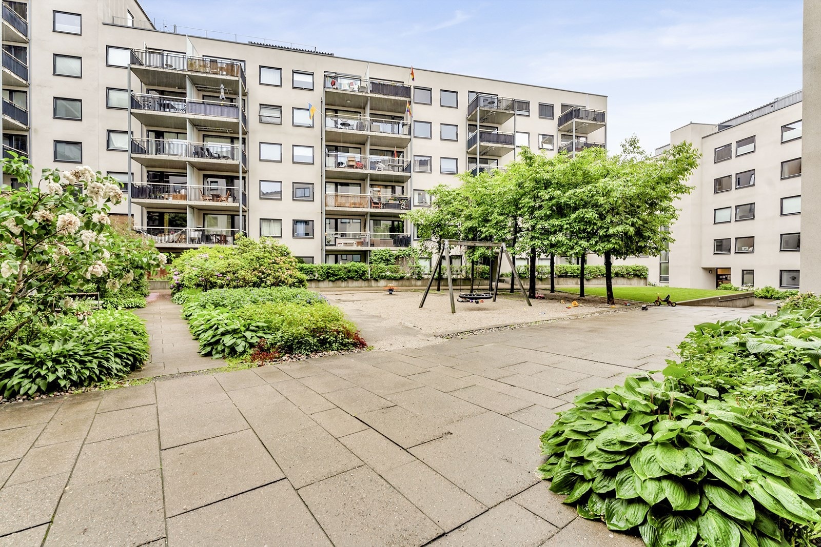 Hyggelig beplantet bakgård. Galleribilde