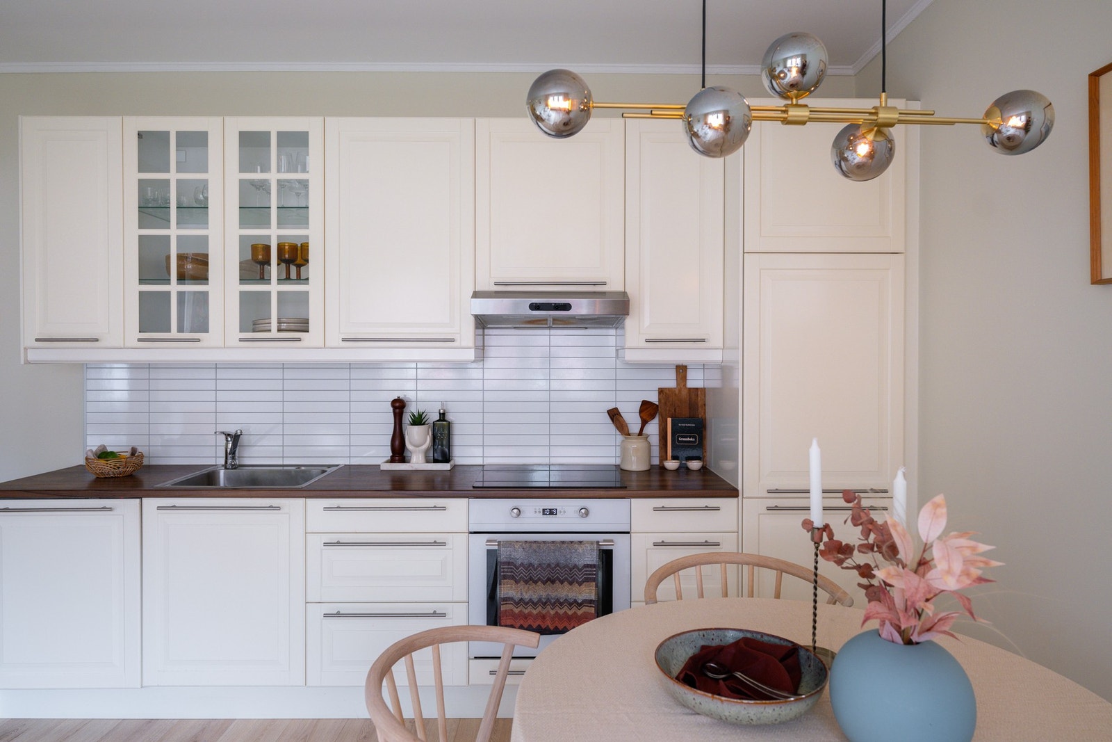 Boligen har et lyst og pent IKEA-kjøkken fra 2012 i åpen løsning mot stue. Galleribilde