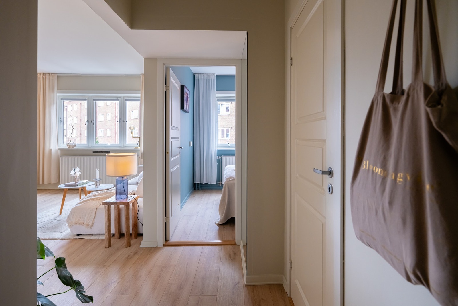 Entréen er knutepunktet med tilgang til alle rommene. Galleribilde