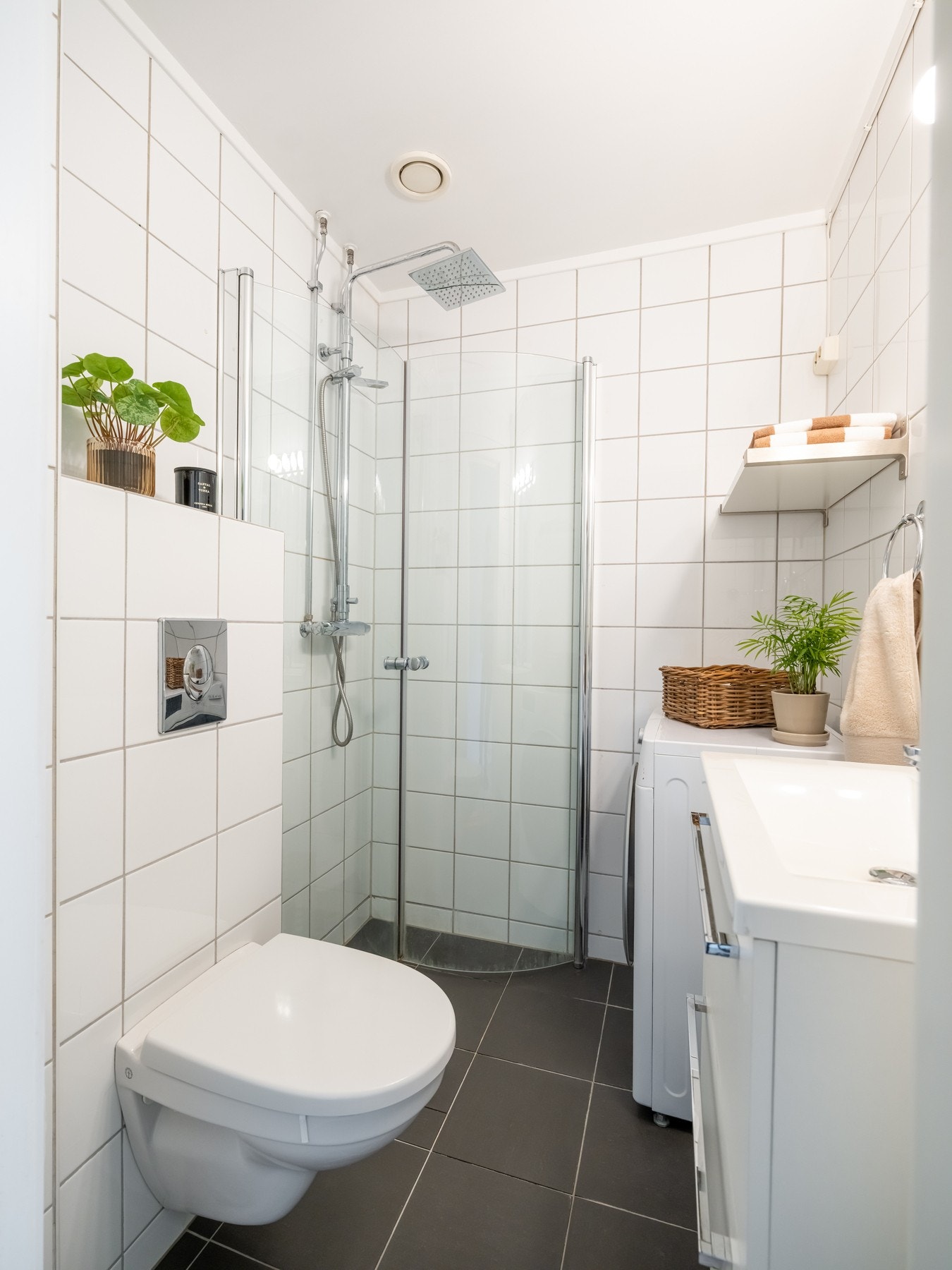 Badet er oppgradert i regi av borettslaget i 2001, supplert med overflateoppgraderinger i 2015 (flis-på-flis og ny innredning) Galleribilde