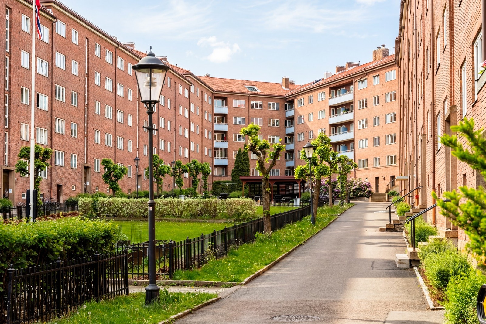Den idylliske bakgården oppleves som en privat park for beboerne. Galleribilde
